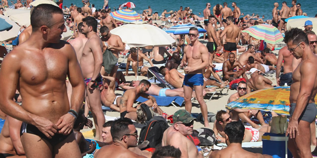 Naked Italian Tourists Spark Outrage In Barcelona